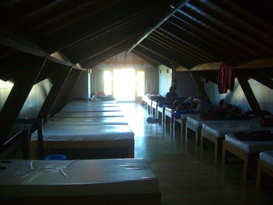 Anständige Holzbetten! Kein Stockbett-Gekraxel (oben) und keine Nackenkrämpfe (unten)!