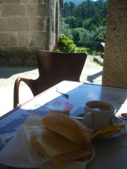2. Frühstück auf halber Strecke vor dem letzten Aufstieg (Schinkenkäsebrötchen, Milchkaffee und Joghurt für zusammen € 2,10) mit netter Aussicht, Kirchenmusik und Live-Übertragung der Messe im Radio über Außenlautsprecher.