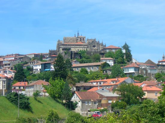 Den Altstadthügel von Tui hinauf zur Kathedrale!