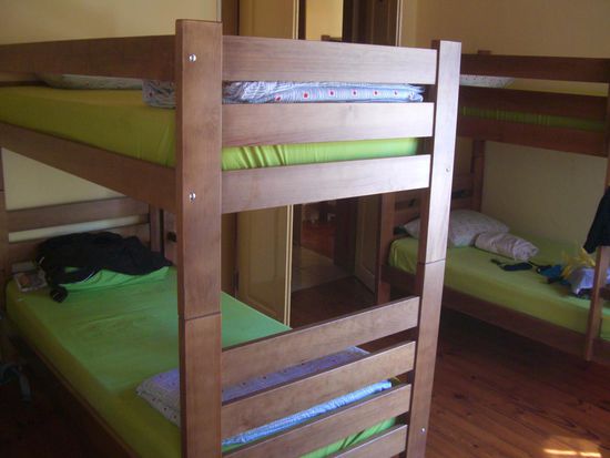 Wieder stabile Holzbetten (und nur vier andere mit mir im kleinen Schlafsaal) in der netten privaten Herberge!