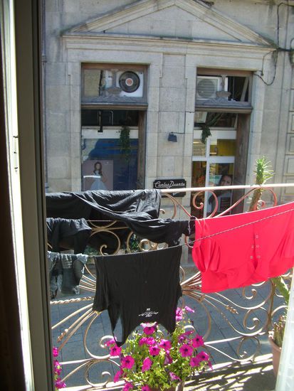 Und endlich mal wieder richtig Klamottenwaschen - mit Sonnenbalkon zum Trocknen!