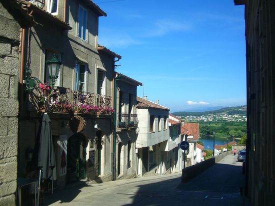 Links der Balkon (mit meinem roten Shirt) von der privaten Herberge!