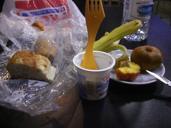 Pilgerfrühstück: Brot und Muffin vom Vortag (mitgenommen vom Mittagessen bzw. Café), Joghurt und Obst auf dem Weg gekauft. So ist man nicht auf ein früh öffnendes Café (in der Stadt) bzw. überhaupt ein Café auf den ersten 10 km (auf dem Dorf) angewiesen. Manche Herbergen haben auch Kaffee-Automaten - natürlich kein Vergleich zu dem richtigen, guten portugiesischen und spanischen Kaffee, aber bis zum nächsten Café soll´s langen. 