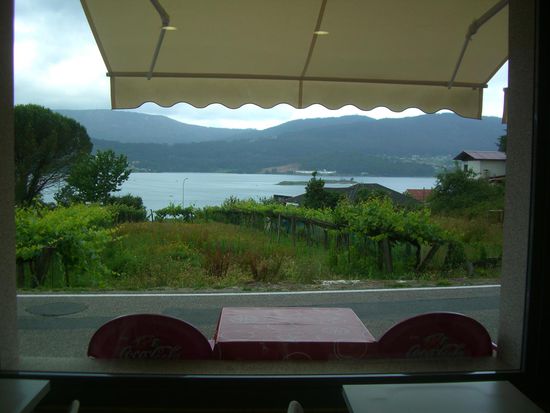 Kaffeestop mit zweitem Frühstück während dem einzigen Regenschauer heute, ich hatte mal wieder Glück.