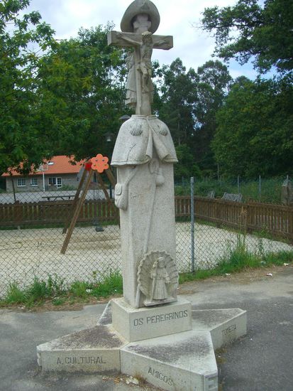 Pilgerstatue mit Jakobus-Symbolen (Stab mit Kalabasse, Tasche, Umhang, Jakobsmuscheln und - Schlapphut), Jesus und - auf der Rückseite - Pilgermadonna.