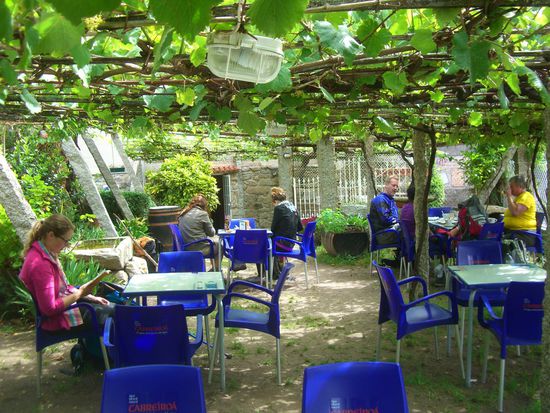 Schöne Mittagspause unter Weinlaube (Kaffee, frisch gepresster Orangensaft und "Tostadas" für € 2,50).