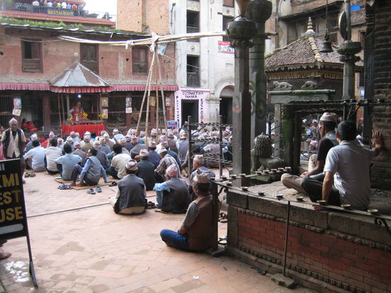 der morgendliche Weckgesänge, da gleich links der Eingang zu unserem Guesthaus war