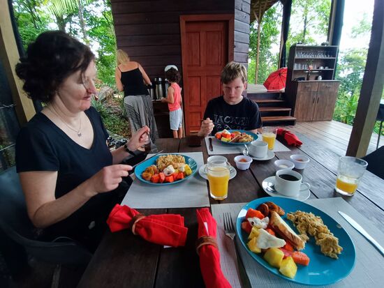 Das Frühstück (ganz oben auf dem Berg), jeden Tag anders.
