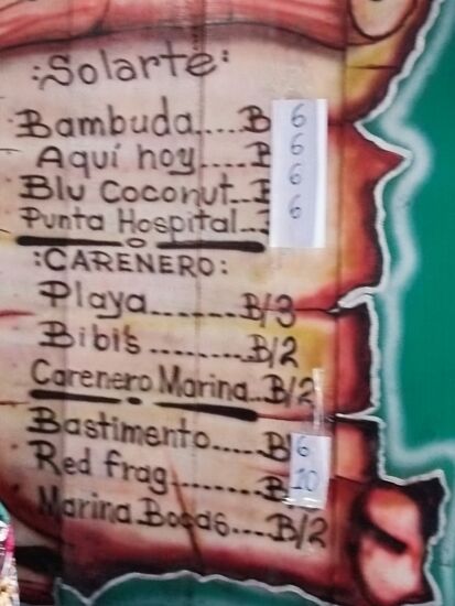 Die Preistafel für die Taxiboote.