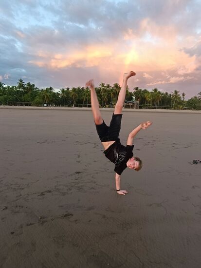 Nein, keine Fotomontage. Raphael ist aktiver  Breakdancer...sieht doch cool aus...