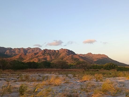 Aber der Blick in die Berge...erinnert irgendwie an Südafrika.