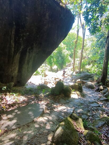 Ein riesiger Felsen mit Felsenzeichnungen aus alter Zeit.