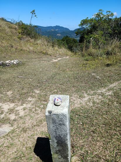 Ich hatte noch einen betrieblichen Wanderstein zu platzieren...bemalt von Bewohner*innen aus unseren Wohnstätten.
Den möge dann jemand mitnehmen und an neuer Stelle, vielleicht ganz woanders neu platzieren.