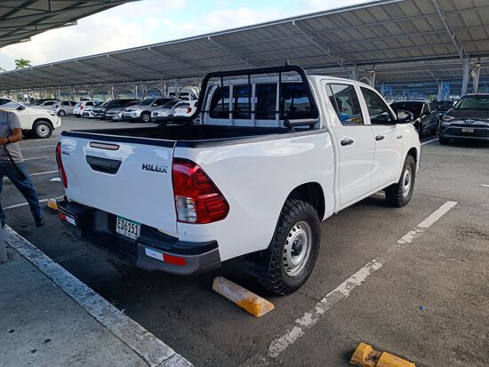 Ein Toyota Hilux, hinten offen und mit Doppelkabine...und das Gepäck dann auf der offenen Ladefläche??? Und ideal für kleine Parklücken. Erst nach einigem Gezeter hatten die dann doch noch ein passendes Vehikel gefunden, ein Suzuki Diaz, nicht ganz neu, aber einigermaßen ok.