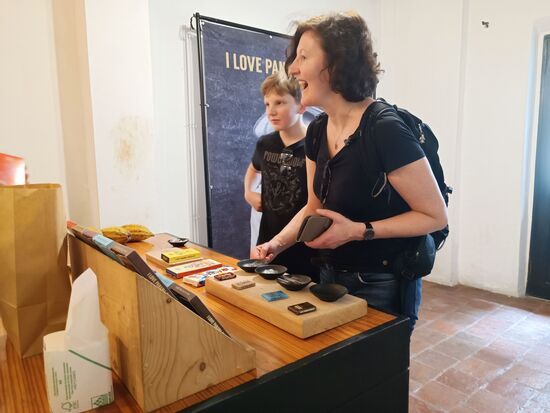 Ein Schokoladengeschäft...es wurde viel gekostet, aber dann nichts gekauft...so sind Touristen. Aber bei 34 Grad, da läuft alles weg.