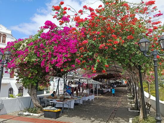 Am Meer eine kleine Promenade mit einigen Ständen...