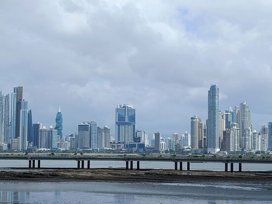 ...mit Blick auf die Skyline von Panama City