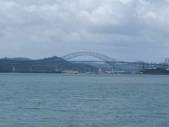 In der Ferne der Eingang zum Panama-Kanal. Diese Brücke war einstmals die einzige Verbindung von Nord nach Süd auf dem Landweg.