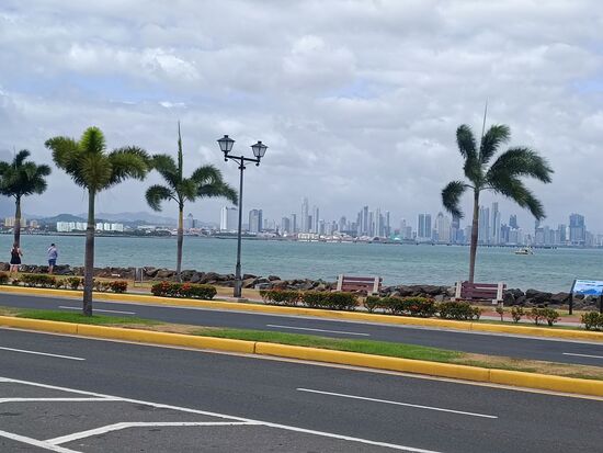 Nicht weit von der Altstadt - Amadora Causeway. ein paar Inseln, die mit einer Straße zu einer Landzunge verbunden worden sind. Modern, sauber, ein bisschen Florida-Feeeling. Sehenswert.