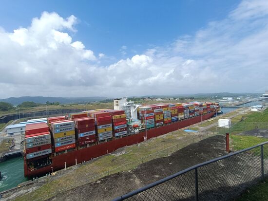 Etwa 1.000 Container auf so einem Schiff.. Die Fahrt durch den Panama-Knal kosten übrigens ca. 80.000 $.