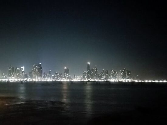 Von der Promenade ein nächtlicher Blick auf die Skyline.