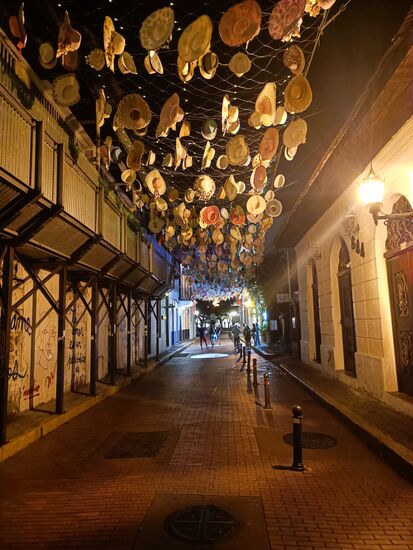 Damit auch noch das Klischee vom Panamahut bedient wird... 21.30 Uhr und die stadt ist fast menschenleer.