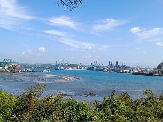 Ein gigantischer Binnenhafen am Eingang des Panama-Kanals.