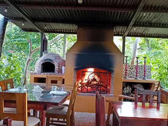 Aber vorher wird noch gefrühstückt - mit Kaminfeuer, das hatten wir noch nicht.
MIt richtig gutem Kaffee (keine Selbstveständlichkeit), frisch zubereitet im Panama-Stil (warm, kein Brot, viel Obst)