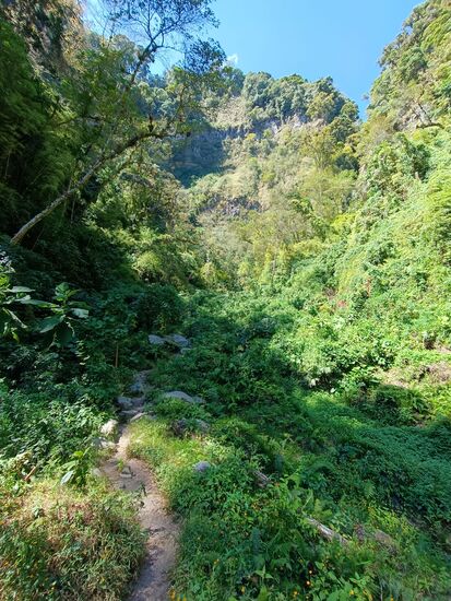 Spätwer wurde der Weg schmaler, man durchquerte den Bach...bis man ringsum vor Bergwänden steht, dann heißt es umkehren.