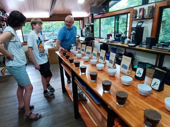 Und hier das Versuchslabor und die Verkostung. Ein Erlebnis für die Nase und den Gaumen. Und jeder Kaffee schmeckt anders. Die ganz rechts zu den schwarzen Tüten - das ist der berühmte Geisha-Kaffee, der in einer bestimmten Verarbeitung zu den teuersten Kaffees der Welt gehört.