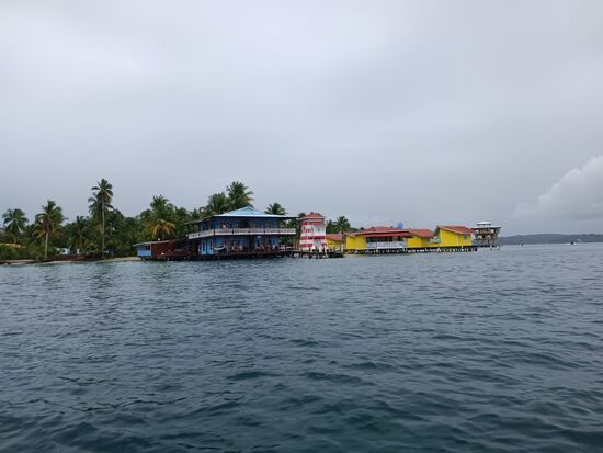 Vorbeifahrt an einer Nachbarinsel.