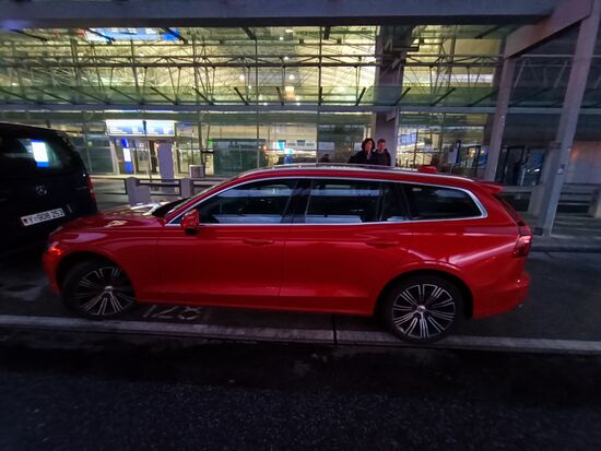 noch fix Auto fotografieren von allen Seiten für die Übergabe an den Valetservice