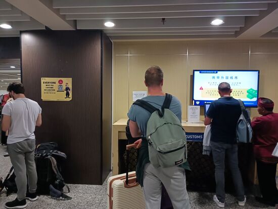 Warten an den Notebooks für die Zollerklärung