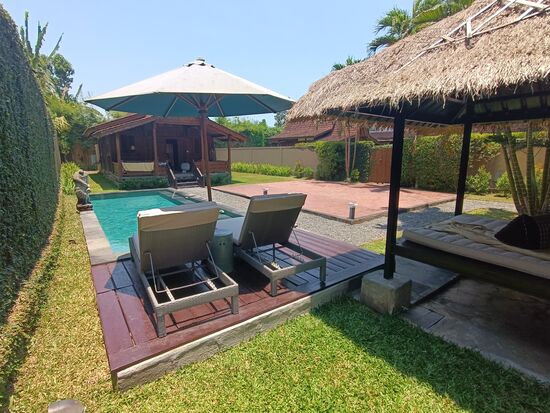 Der private Pool ist schön, ebenso die Sala daneben.