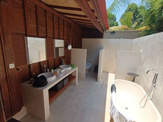 Das Bad ist außen und durchaus schön.