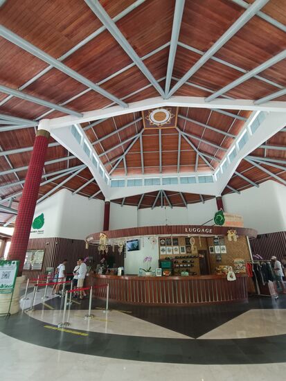 Ein großes Empfangsgebäude... neben dem normalen Eingang eine "Fast Lane"...hier rechnet man offenbar mit einem riesigen Ansturm. Heute war es erträglich.