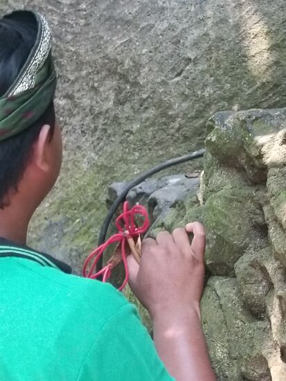 Die Schleuder als Drohgebärde ggü. den Affen...die gibt´s noch...ob die Brille wieder beim Eigentümer gelandet ist, haben wir nicht erfahren.
