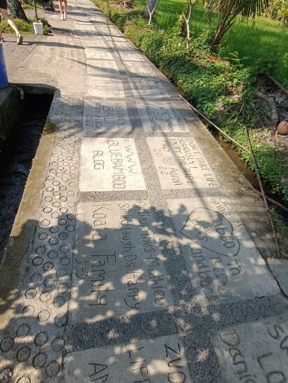 Nicht gerade der Walk of Fame...aber mit den Erlösen beteiligt man sich am Ausbau des Weges.