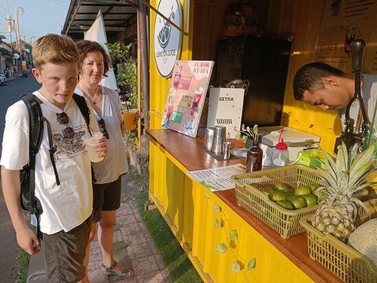 Zwischendurch einmal auftanken bitte mit frischen Säften...für 10K (0,60 €)...sehr lecker.