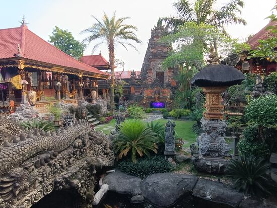 Der kann noch gar nicht so alt sein, mit vielen verspielten Elementen... das blaue ist ein Aquarium, das in verschiedenen Farben beleuchtet wird.
Insgesamt ein seltsam moderner Tempel...aber sehenswert.