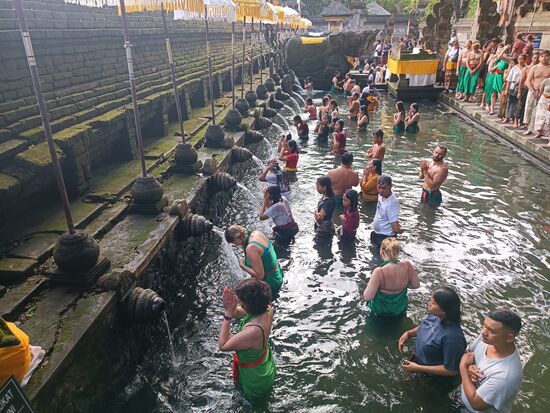 Schritt für Schritt wird jede Fontäne andächtig zur Reinigung genutzt, Körper, Kopf. manche trinken es auch.