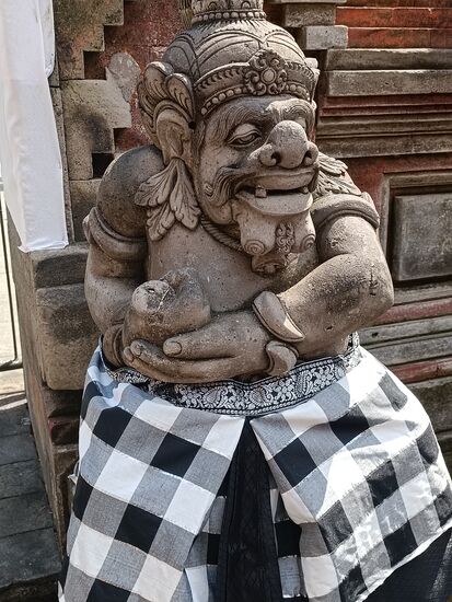 Ist das nun ein zufriedender Blick des Geistes nach der andächtigen Zeremonie? Ich weiß es nicht.