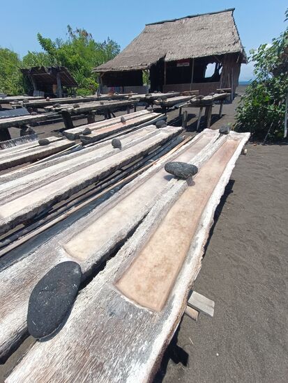 Die Trocknung in den Holztrögen ist schon fast der letzte Schritt.