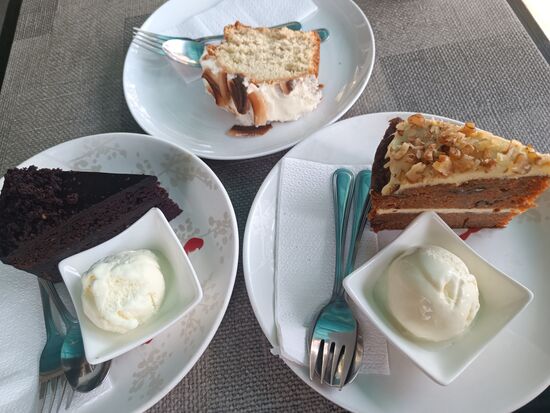 Später unsere Zwischenmahlzeit...lecker...nur das Kokosnussbrot von Simone (oben) war nur 2. Wahl.
