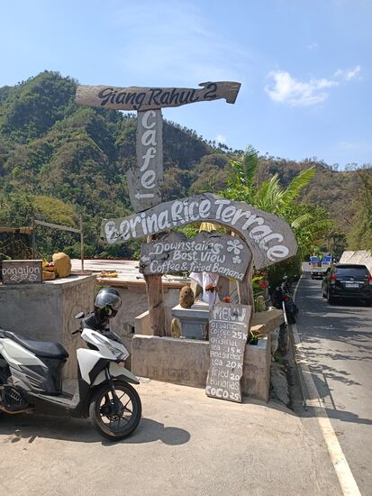 Die Parkplätze am Eingang sind rar...aber um die Kurve herum bergab, da kann man auf dem rechten Randstreifen parken.