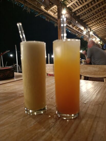 Unsere Empfehlung Cocktail "Mewali" mit Guave/Orange + Arak (der rechte von den Vieren)....ja, die waren durchaus gehaltvoll.