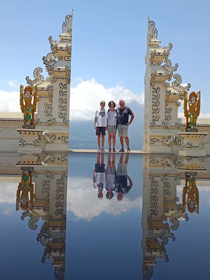 und auch der selben Form von "Beschiss"...wer am Aussichtpunkt ein chices Wässerchen vermutet, wo sich der Ausblick so wunderbar spiegelt, der irrt...alles nur mit einem zweiten Handy als Spiegeleffekt erzeugt. Sieht schön auch, aber eben nicht real.