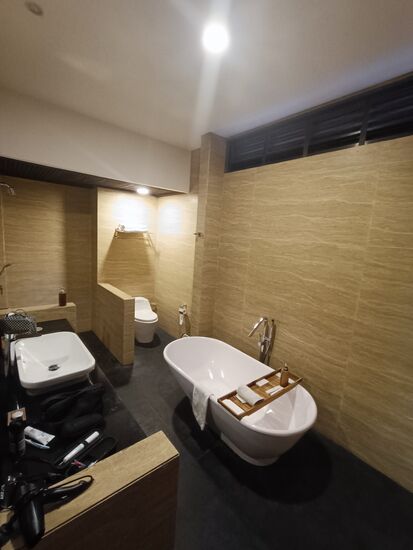 Ein großes Bad mit Dusche und Wanne.