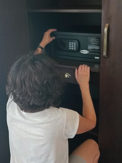 Simone hat noch nicht genug von den Einreise-Geselschaftsspielen und ärgert sich mit dem Safe herum.