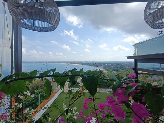 Das Frühstück gibt´s auf dem Dach mit einem schönen Ausblick auf die gesamte Bucht.